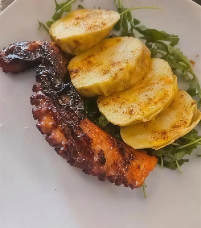 Pulpo a la brasa con patatas y rúcula