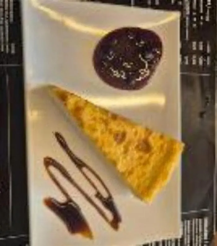 Tarta con coulis de frutos rojos